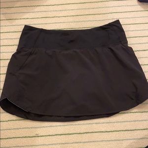 Lulu lemon black lightly worn skirt- size 6
